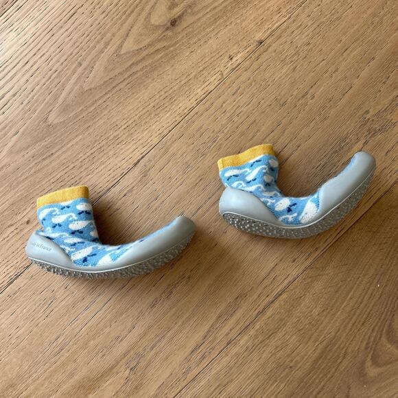 Blue and white whale print - Picture 3 of 4